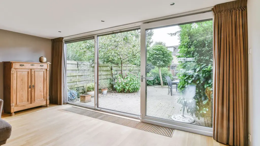 Lichtdurchflutende Räume mit modernem Design – Schiebetüren